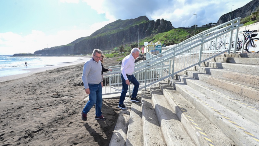 El Ayuntamiento mejora el paseo de La Laja con rampas, escaleras y pavimentos accesibles