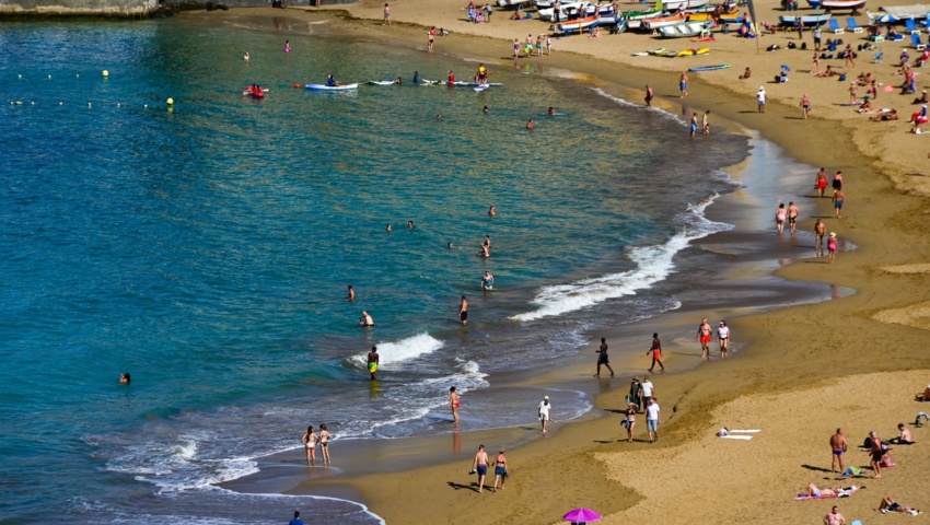 El Ayuntamiento adjudica el contrato de modernización de la megafonía en la playa de Las Canteras
