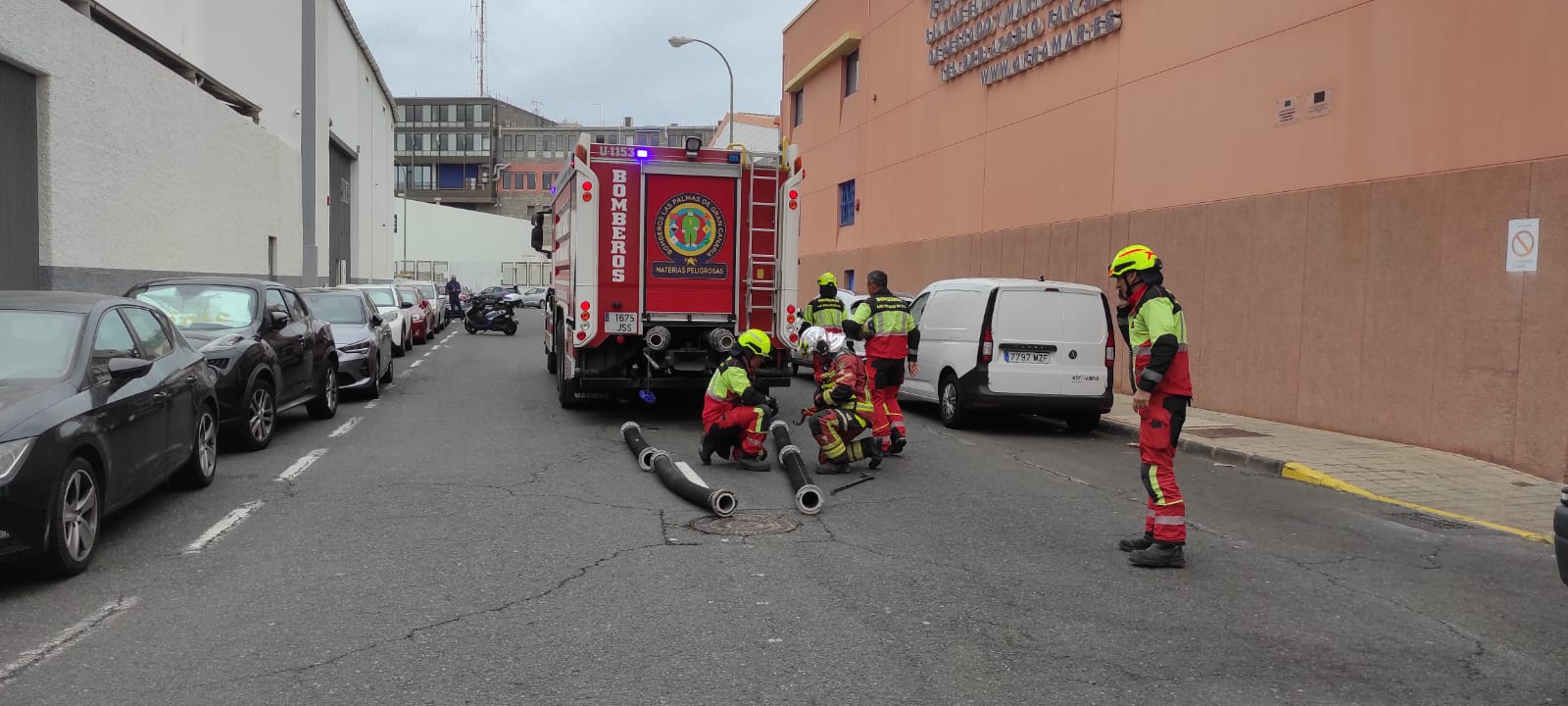 Imagen de los Bomberos interviniendo en el vertido de amoniaco