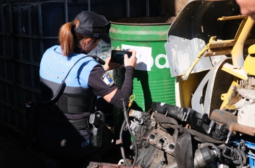 La Policía Local denuncia la actividad ilegal de varios talleres en el barrio de Los Tarahales